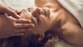 femme durant un massage du visage