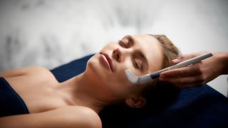 Femme soin visage anti age spa thalasso