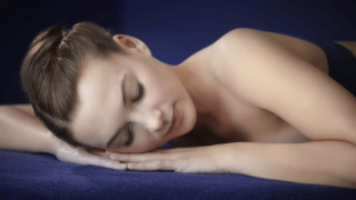 femme qui se repose durant un soin phytomer