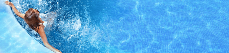 femme dans une piscine