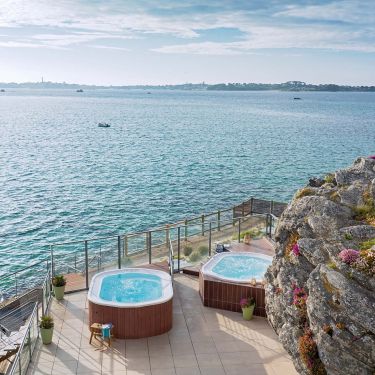 Bain à remous extérieur avec vue sur la mer