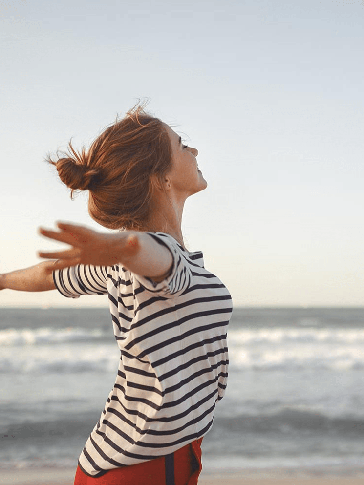 femme qui respire l'air de la mer