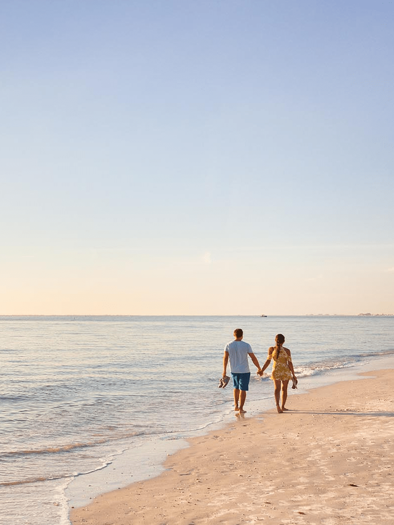 couple qui se balade sur la plage