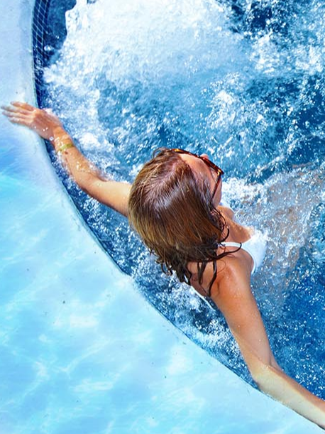 femme dans une piscine