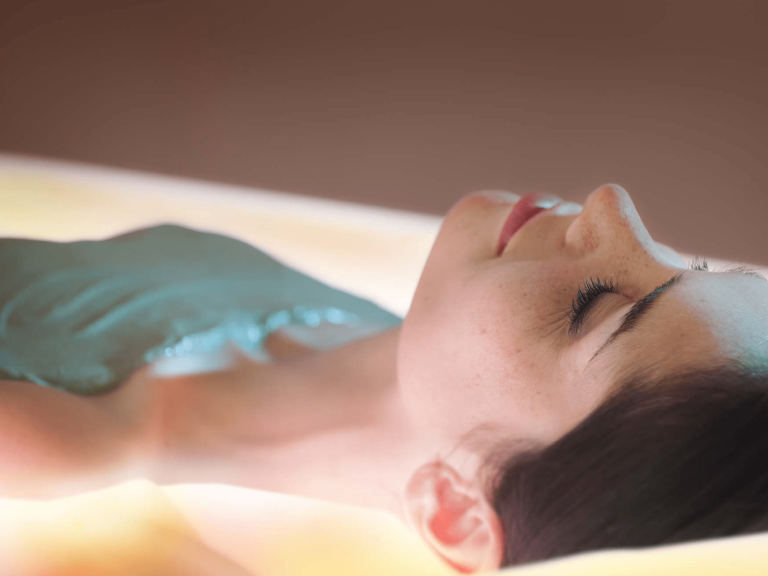 femme dans une cabine d'enveloppement sensoriel
