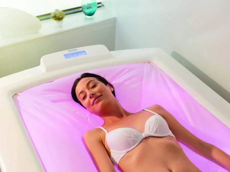 femme dans une cabine d'hydrorelax