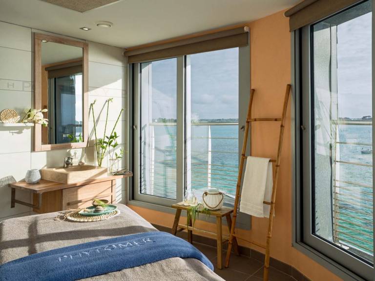 Cabine de spa thalasso avec vue sur la mer