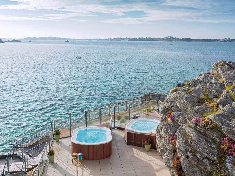 Jacuzzi extérieur avec vue sur la mer