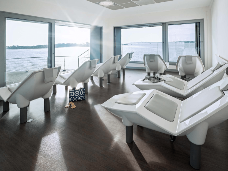 Salle avec une vue panoramique sur la mer