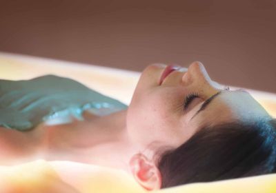 femme pendant un soin d'enveloppement détox