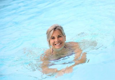 Grand-mère piscine thalasso