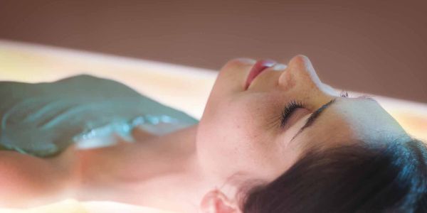 femme pendant un soin d'enveloppement détox