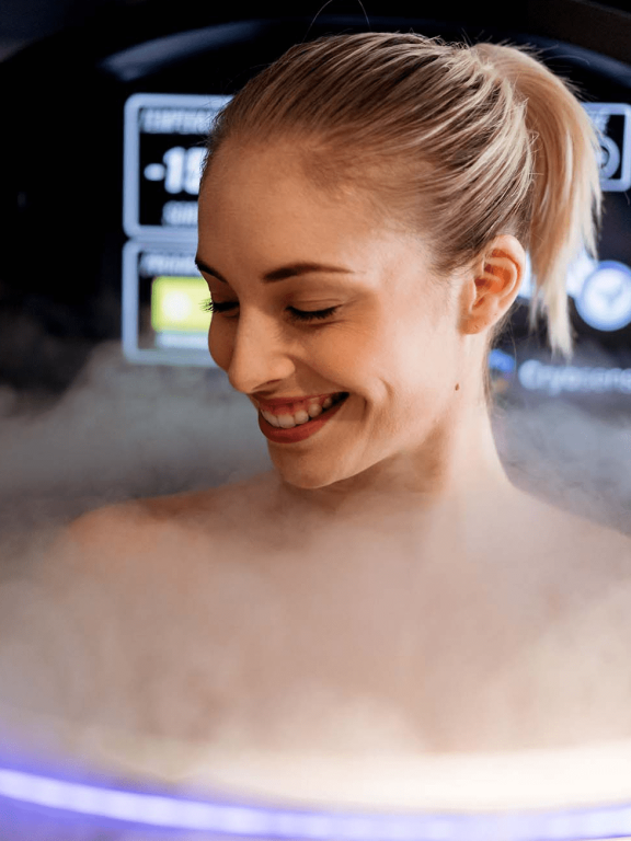 femme dans une cabine de cryothérapie en marche