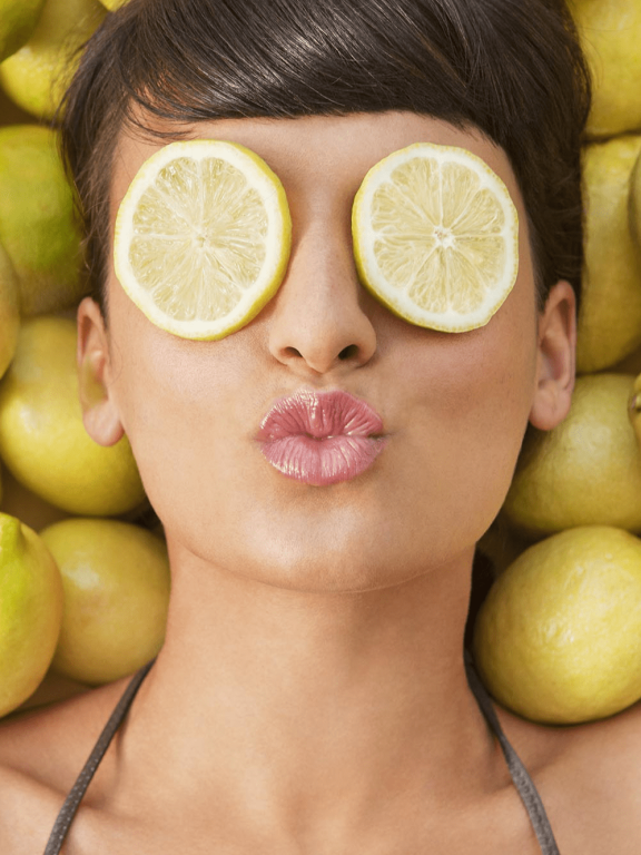 femme allongée dans des citrons