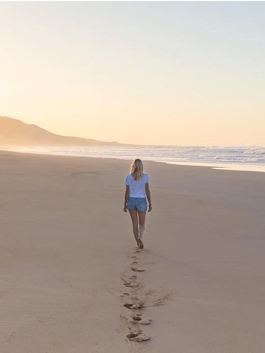 femme qui marche sur la plage
