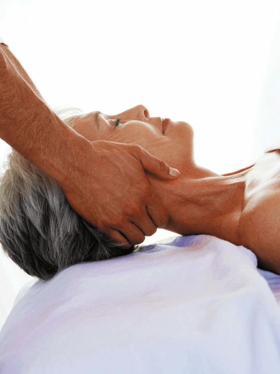 femme durant un soin de médecine douce