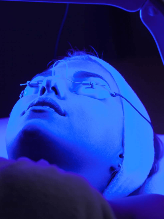 femme en séance lumière LED soin spa