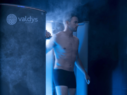 homme dans une cabine de cryothérapie