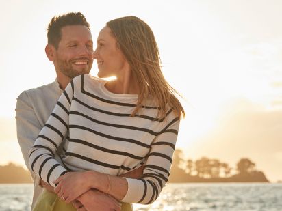Couple plage enlacement sourire