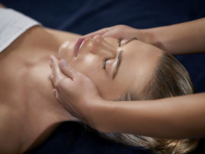 Femme recevant un soin visage Phytomer Rosée Glow, teint lumineux et repulpé