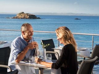 Couple sur la terrasse du restaurant de Douarnenez