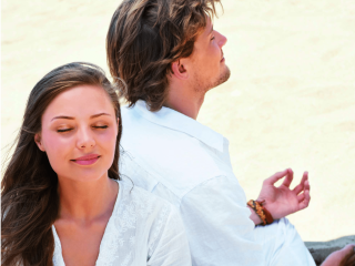Couple pendant une séance de yoga en extérieur