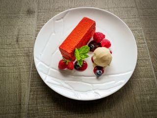 Dessert fruit rouge entremet