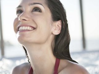 Femme joyeuse dans un jacuzzi d'une thalasso