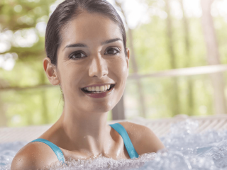 Femme joyeuse dans un jacuzzi