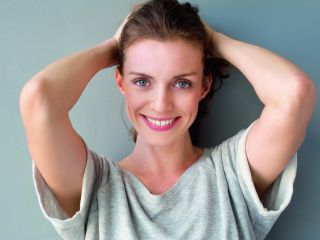 Femme souriante avec une peau éclatante