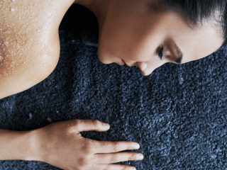 Femme durant un gommage du dos