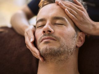 Homme durant un massage du visage