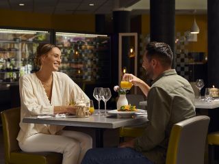 Diner couple restaurant