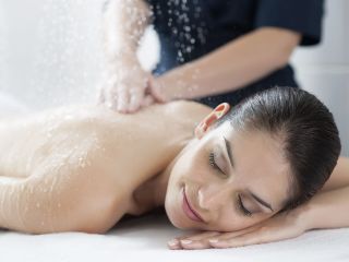 Massage sous pluie marine de la cure thalasso