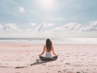 Femme pendant une séance de yoga en extérieur