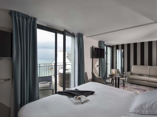 Suite exception vue mer bain à remous privatif Hôtel Douarnenez