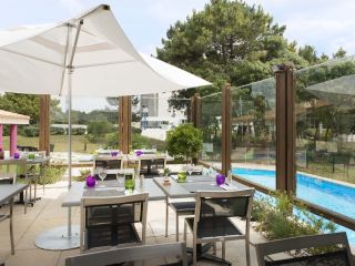 Terrasse et piscine Hôtel Valdys - les Pins**** Saint-Jean-de-Monts