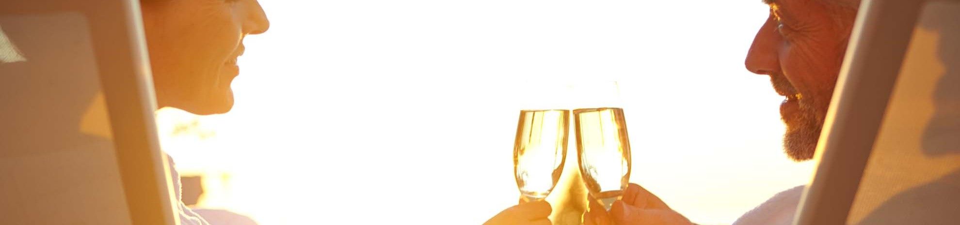 Couple qui trinque avec du champagne dans des transats
