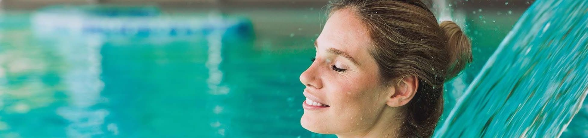 femme dans une piscine au spa