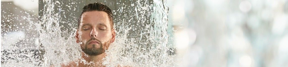 Homme se relaxant sous col de cygne à la thalasso