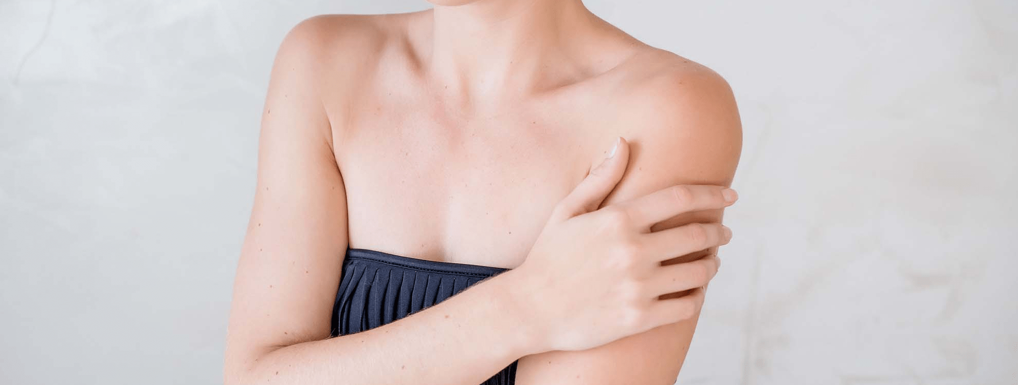 Femme avec les bras épilés