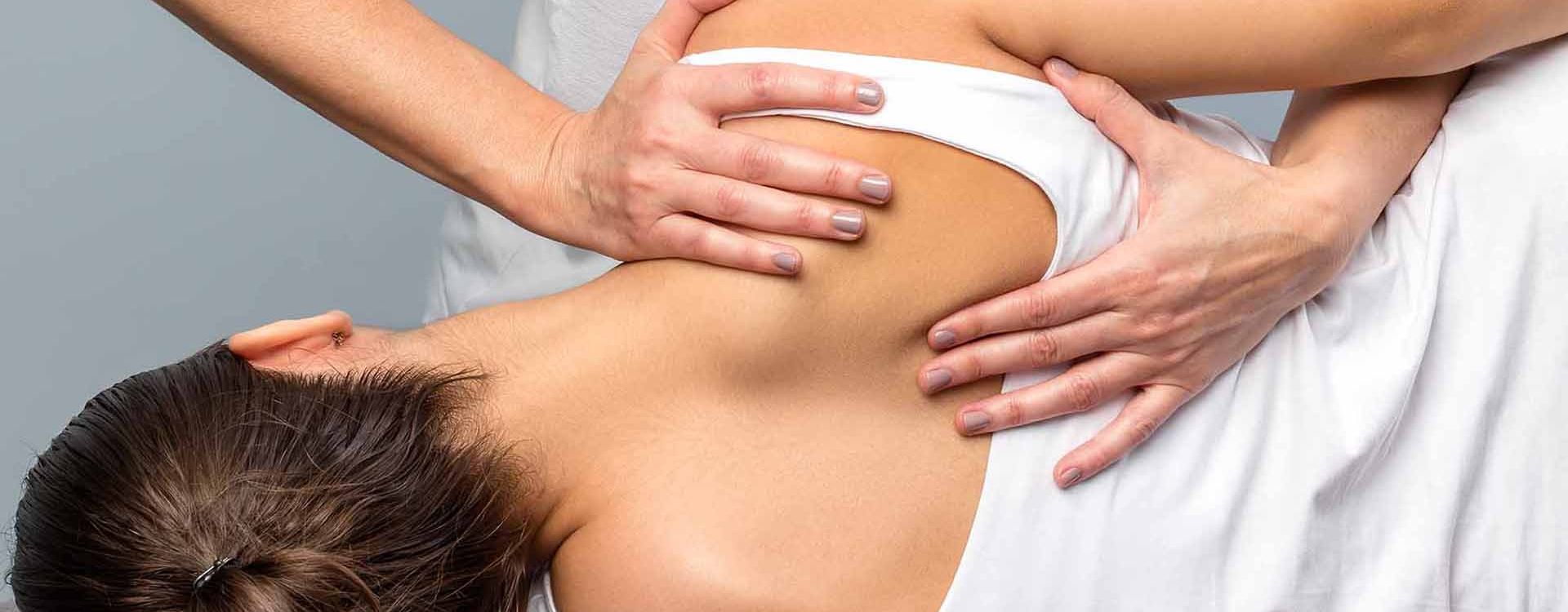 Femme pendant une manipulation d'ostéopathie