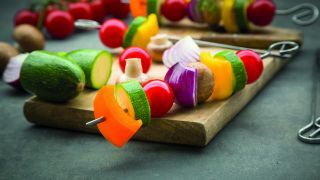 une brochette de légume sur une planche à découper