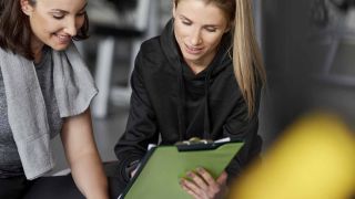 deux femmes durant une séance de coaching sportif