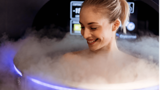 Personne dans une cabine de cryothérapie