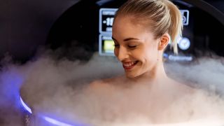 femme dans une cabine de cryothérapie en marche