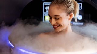 femme dans une cabine de cryothérapie en marche