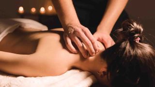 massage thailandais détente vitalité femme dos