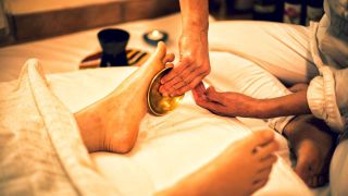 soin aux bols kansu réalisé sur des pieds