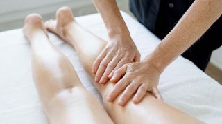 Massage zen arrière des jambes